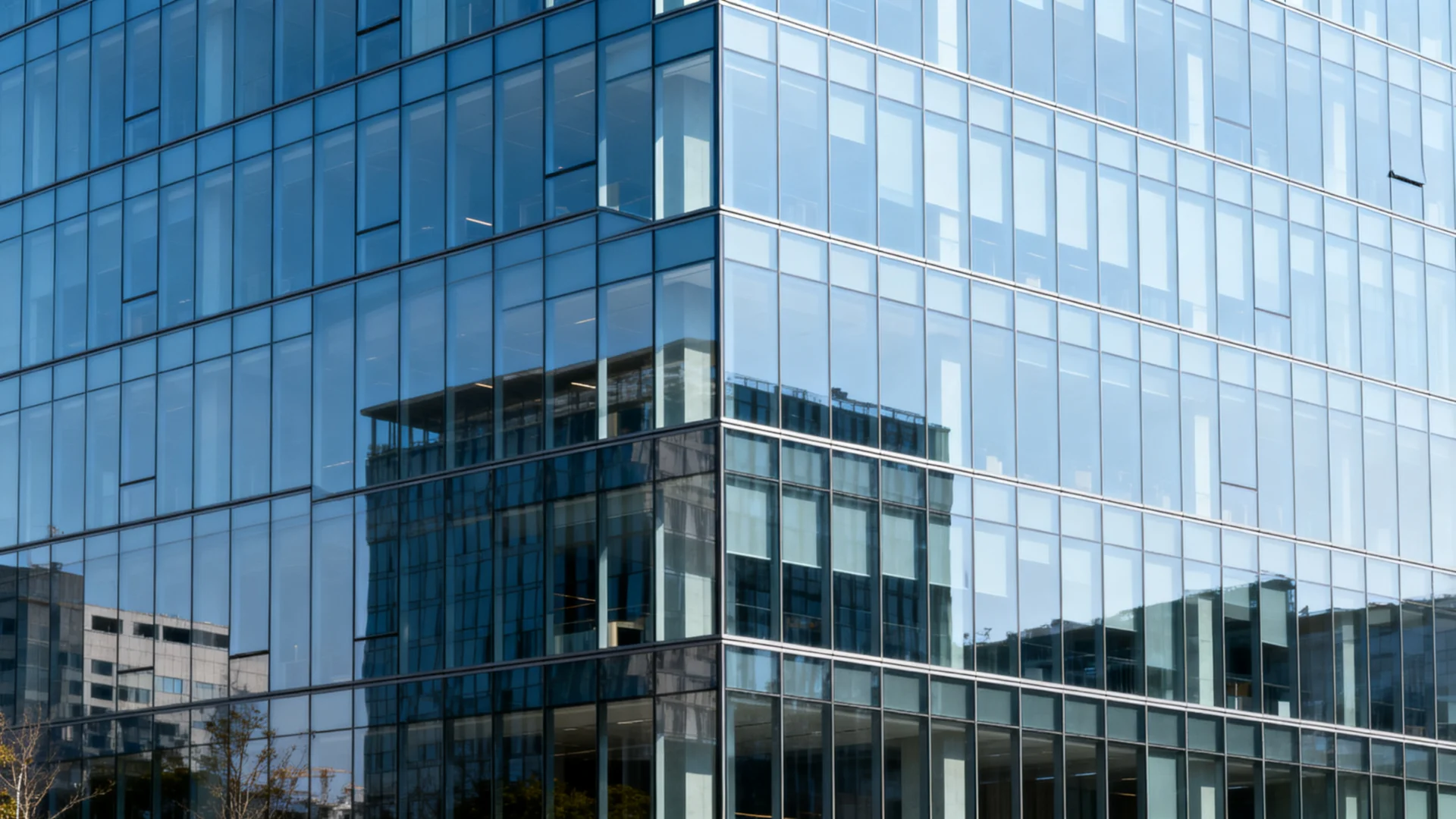 High-rise commercial building featuring an energy-efficient ArchiVitro glass curtain wall facade
